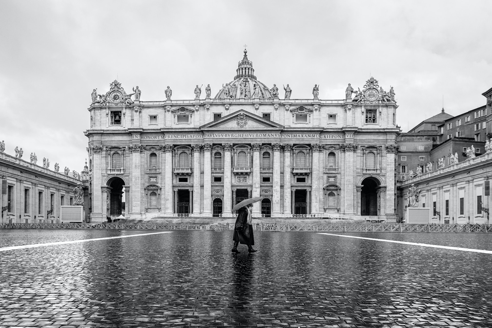 Un jour de pluie devant la Basilique Saint-Pierre