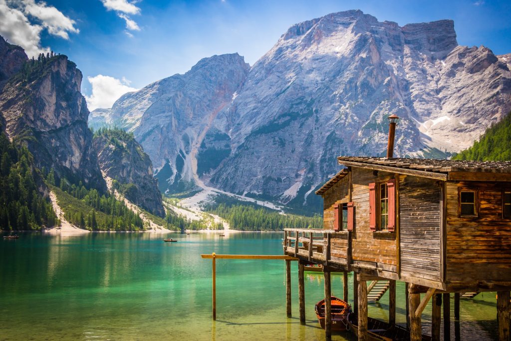 Cabane et lac aux Dolomites