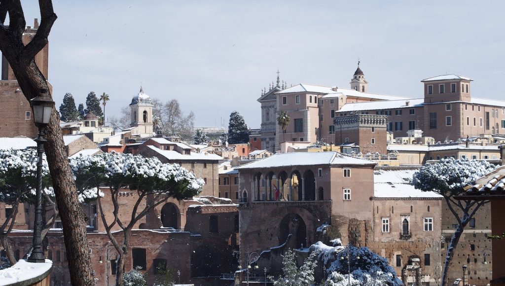 De la neige sur les toits de Rome