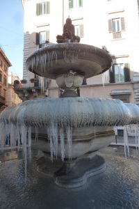 Une fontaine gelée à Rome